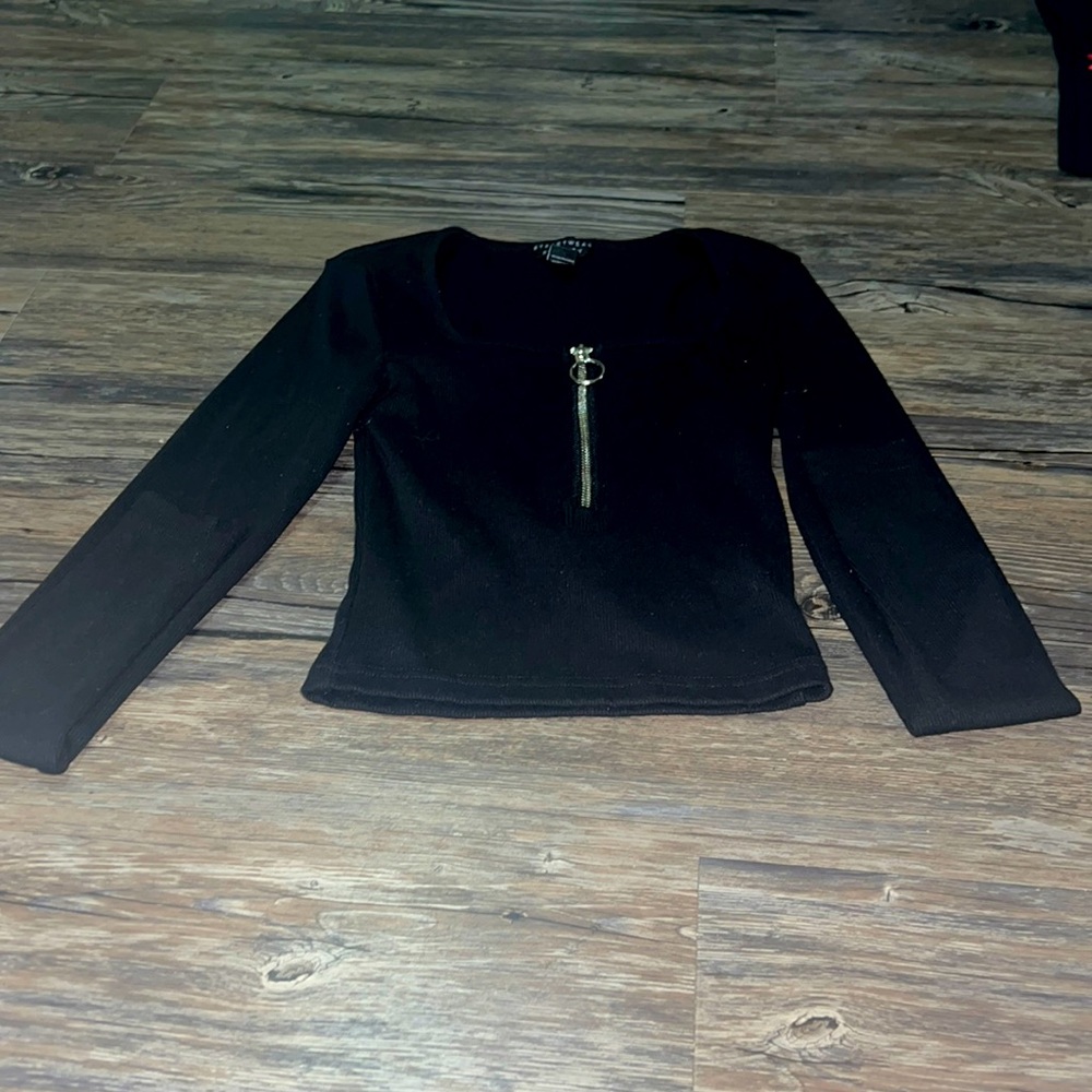 black long sleeve crop top